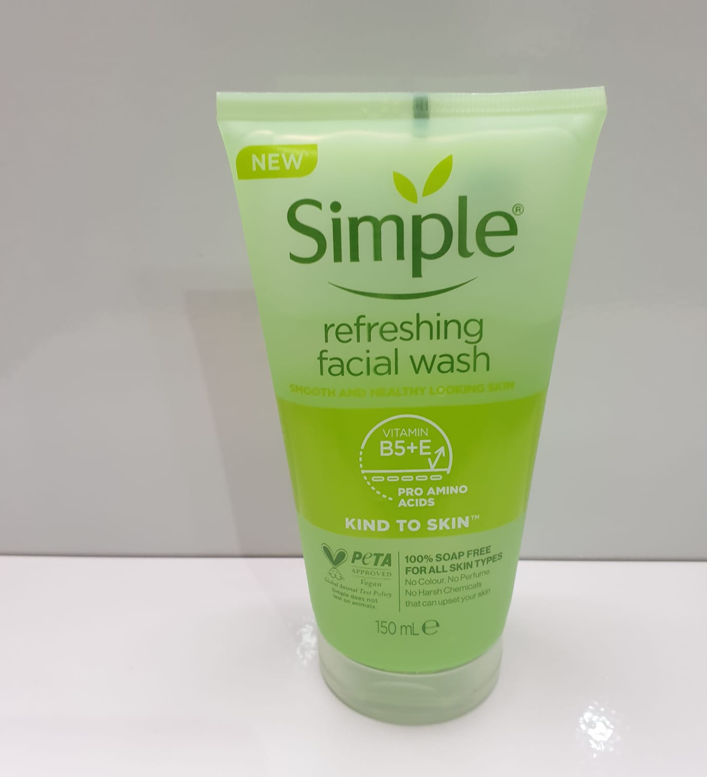 Simple Refreshing Facial Wash – Kind To Skin, Vitamin B5 + E (150ml)