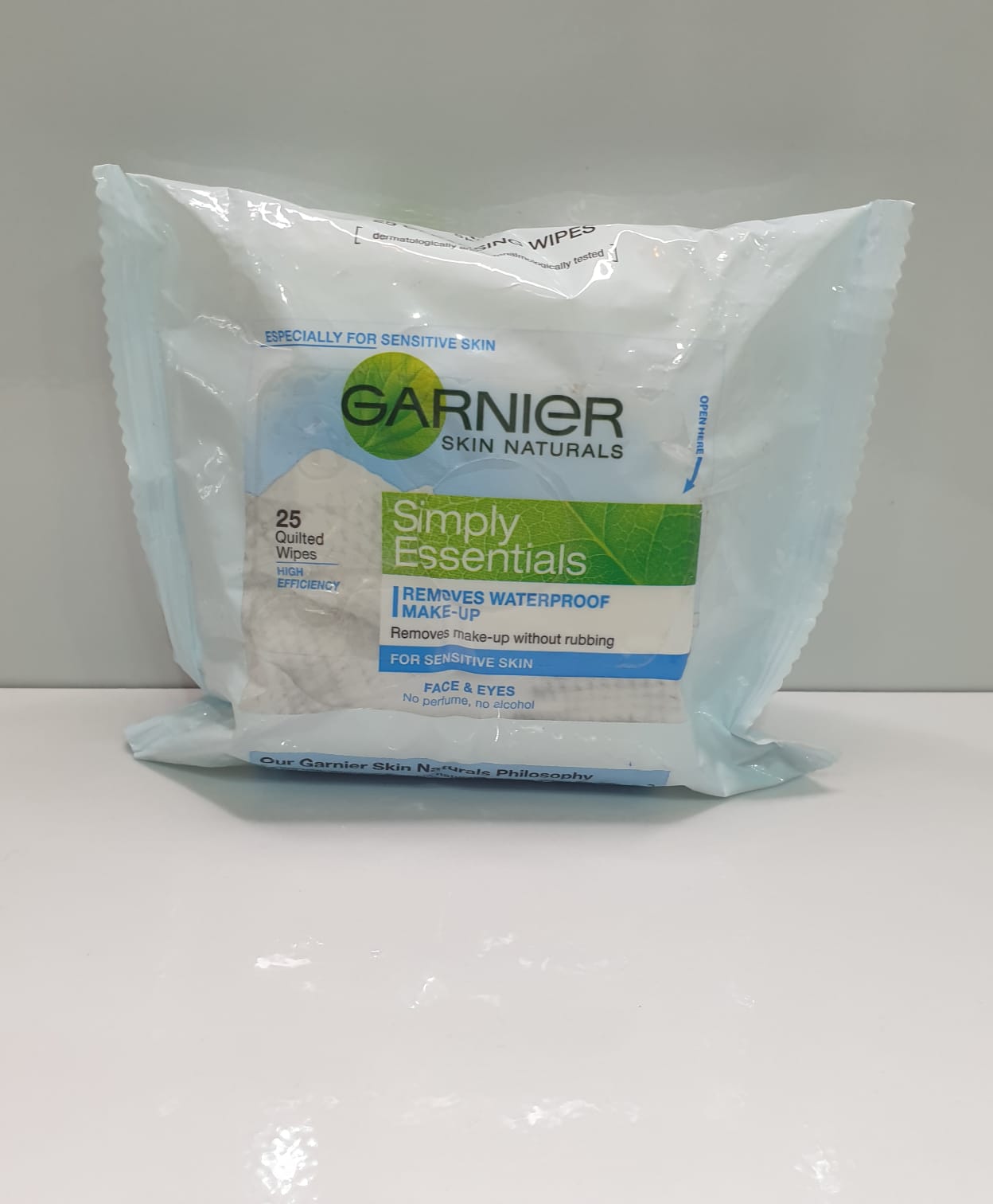 Garnier Skin Naturals Simply Essentials Cleansing Wipes – 25 Quilted Wipes (Sensitive Skin)